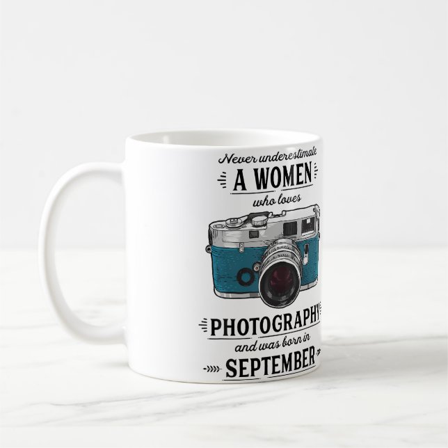 Mug Never Underestimate A Women Who Loves Photography  (Gauche)