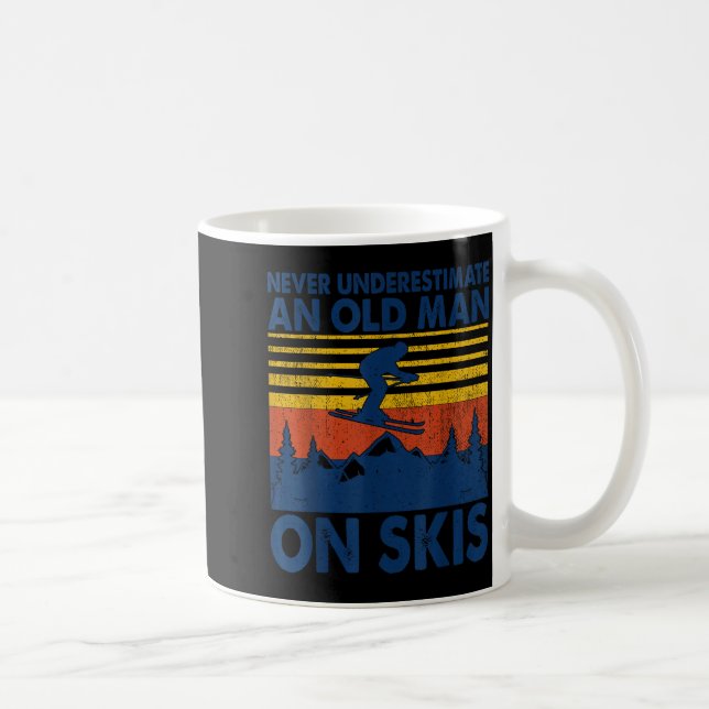 Mug Never Underestimate An Old Man On Skis Funny Winte (Droite)