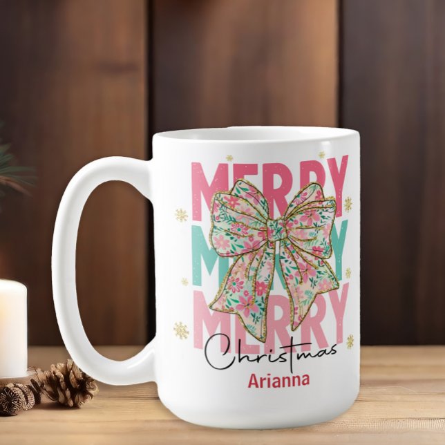 Mug Noël Rose Vert Turquoise Nom de la mâche (Pastel pink and teal "Merry Christmas" mug with a big floral bow. Customized with a name)