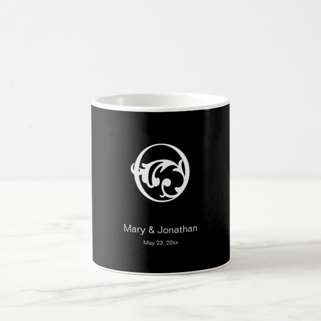 MUG NOIR DE LA LETTRE O DE MONOGRAMME DE FLOURISH (Centre)