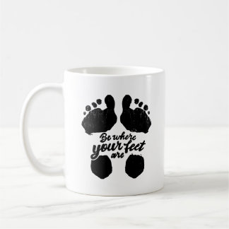 Mug Noir et blanc "Soyez là où vos pieds sont" Imprime