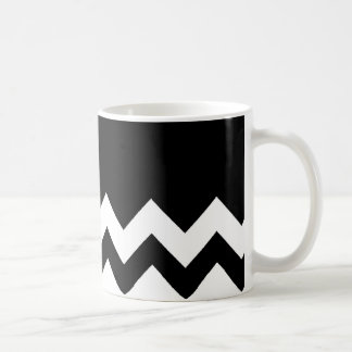 Mug Noir-Motif-Sur-Noir-et-Blanc-Zigzag