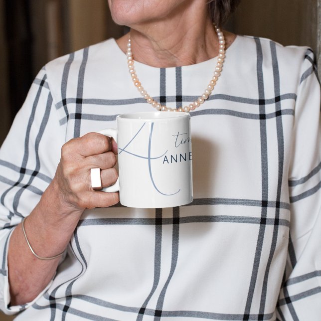 Mug Nom bleu élégant et initiale (elegant women & coffee)