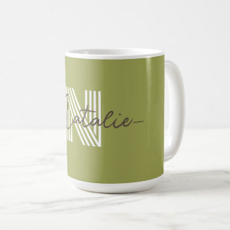 Mug Nom initial et script élégant vert olive mignon