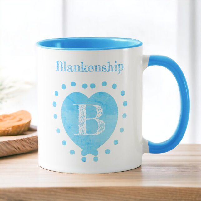 Mug Nom personnalisé Pointe Polka initiale Coeur bleu (A custom blue heart ceramic mug with the same design on both sides of the handle.)