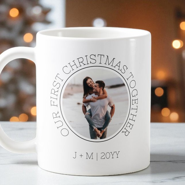 Mug Notre premier Noël Couple 2 Photo Vacances minimum (Our First Christmas Couple 2 Photo Minimal Holiday Coffee Mug)