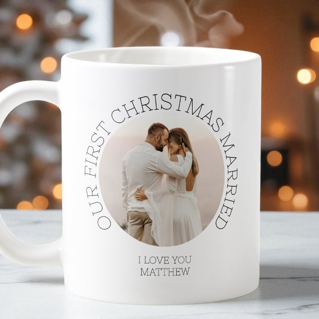 Mug Notre première photo de couple mariée à Noël (Our First Christmas Married Newlywed Couple Photo Coffee Mug)