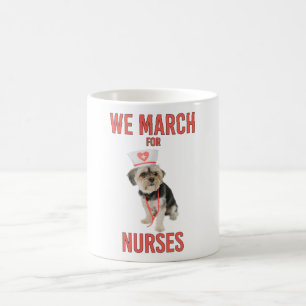 Mug Nous marchons pour les infirmières - Drôle chien i