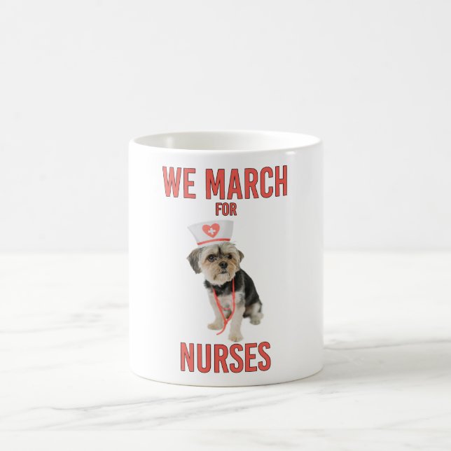 Mug Nous marchons pour les infirmières - Drôle chien i (Centre)