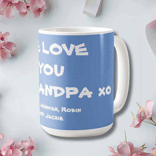 Mug Nous Vous Aimons Grand-Père Personnalisé Doux Bleu (We Love You Grandpa Coffee Mug. Whimsical White Script against a Soft Blue Background.)