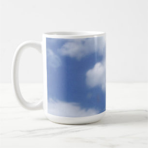 Mug nuages dans un ciel bleu