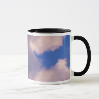 Mug Nuages effilés contre le ciel bleu
