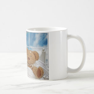 Mug ours en peluche malade au lit