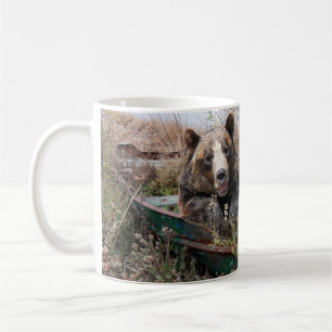 Mug ours souriant dans un bateau à rame
