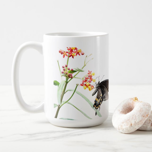 Mug Papillon sur les fleurs d'algues, sur blanc (Avec donut)