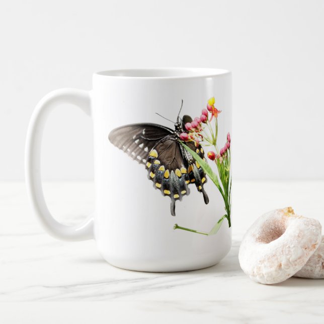Mug Papillon sur les fleurs d'algues, sur blanc (Avec donut)