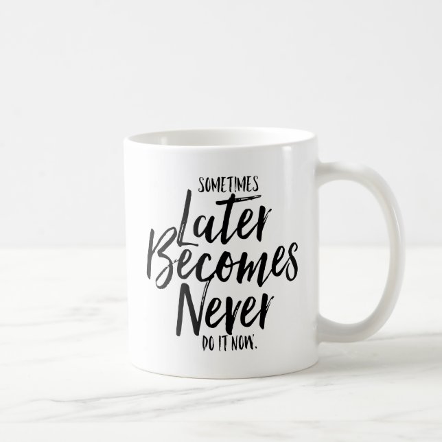 Mug Parfois Plus Tard Devient Jamais La Main Lettrée M (Droite)