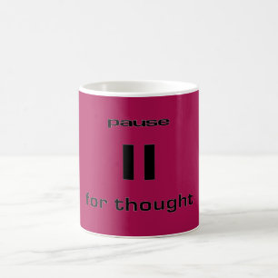 Mug Pause pour le sens de l'humour de geek de pensée