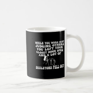 Mug Pendant que vous jugiez les autres, vous avez lais