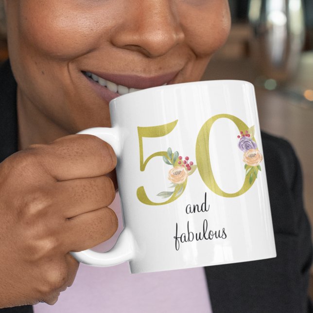 Mug Personnalisé 50 et fabuleux 50e anniversaire (Personalized 50 and fabulous 50th birthday coffee mug with gold floral 50, and custom text on rear.
)