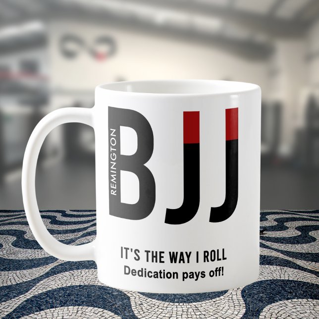 Mug Personnalisé BJJ Jiu Jitsu Black Belt Edition (Personalized BJJ white coffee with jiu jitsu gym in background)