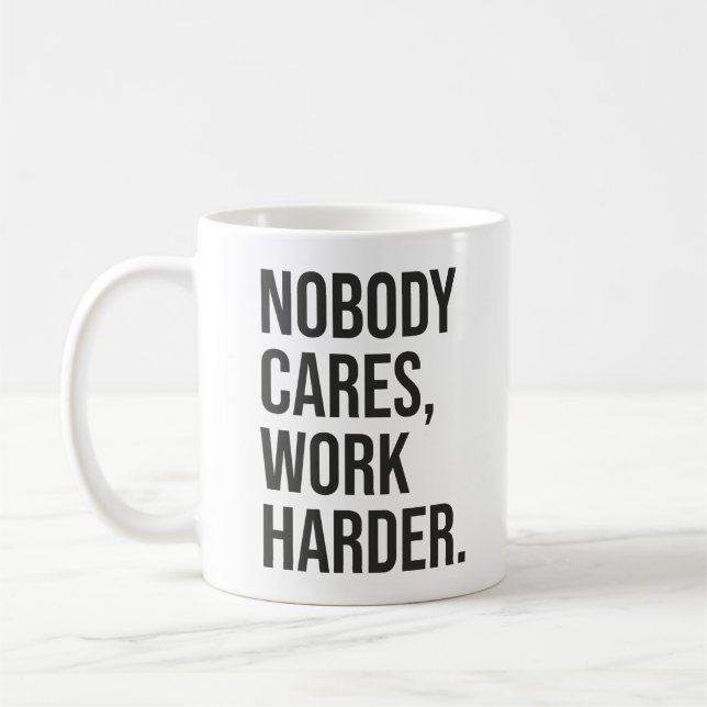 Mug Personne Ne S'En Soucie, Travaille Plus Sûr - Moti (Gauche)