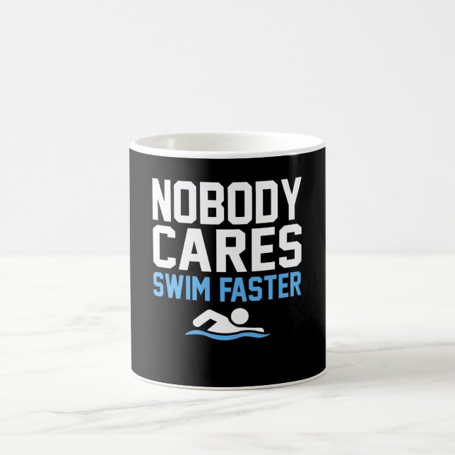 Mug Personne Ne S'Occupe De Nager Plus Rapidement Amus (Centre)