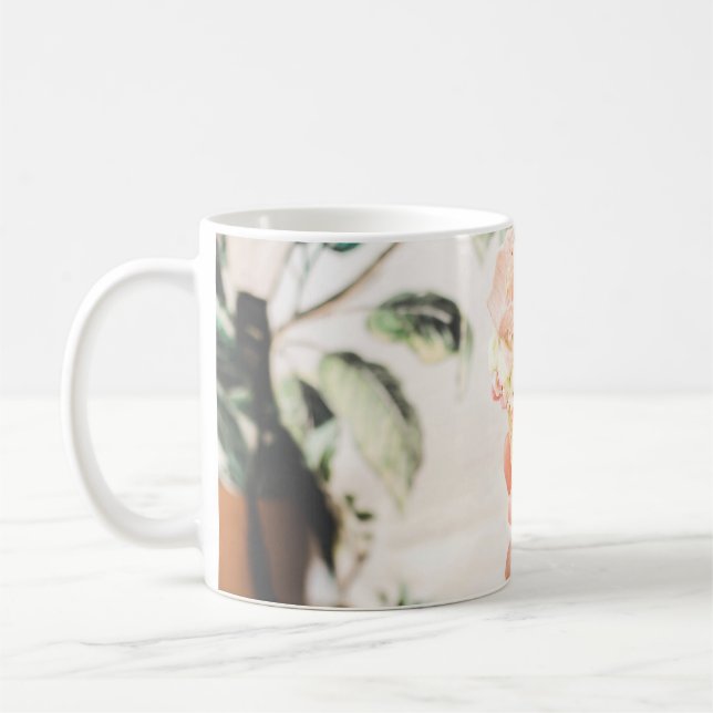 Mug Personne tenant un cône de crème glacée avec trois (Gauche)