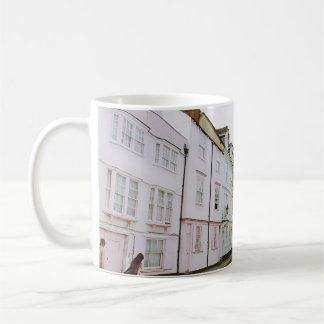 MUG PERSONNES MARCHANT SUR SIDEWALK À CÔTÉ DU BÂTIMENT