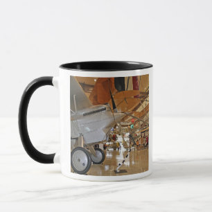 Mug Personnes visitant le National Museum of Naval Avi