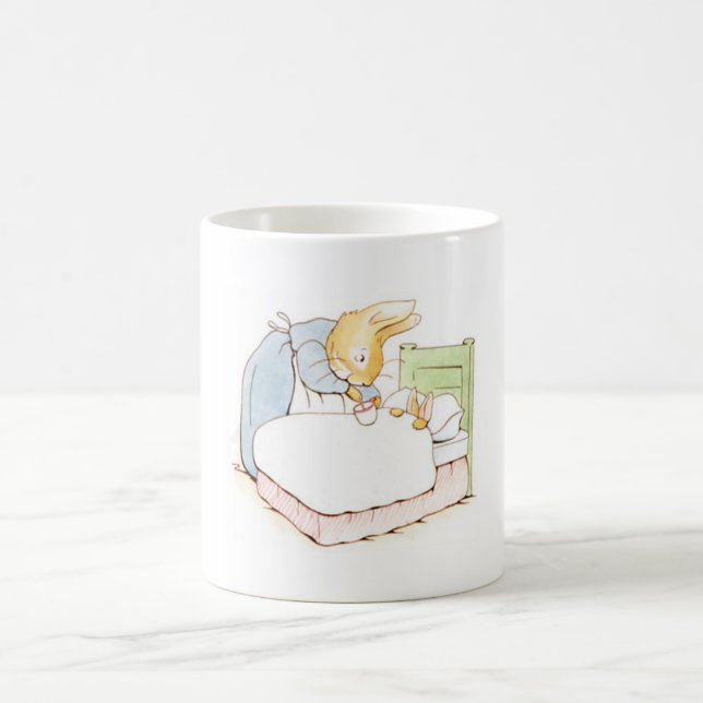 Mug Peter Rabbit au lit (Être nourri par sa mère) (Centre)