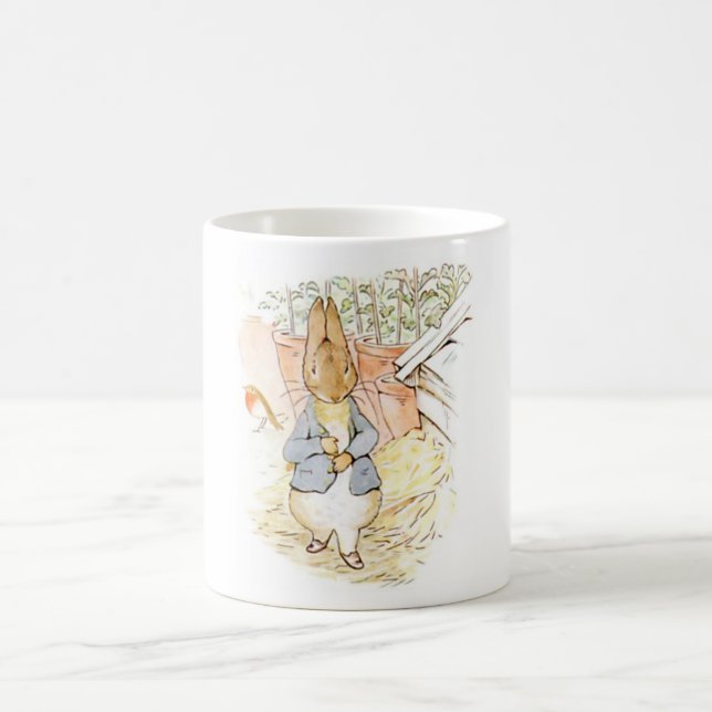 Mug Peter Rabbit dans le jardin (par Beatrix Potter) (Centre)
