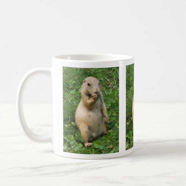 Mug Petit chien de prairie debout dans l'herbe manger (Gauche)