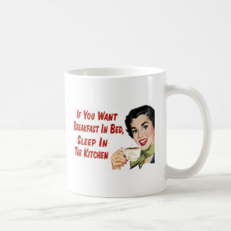 Mug petit déjeuner dans le lit