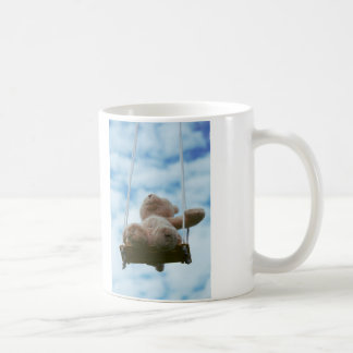 Mug Petit ours sur une balançoire avec un ciel bleu nu