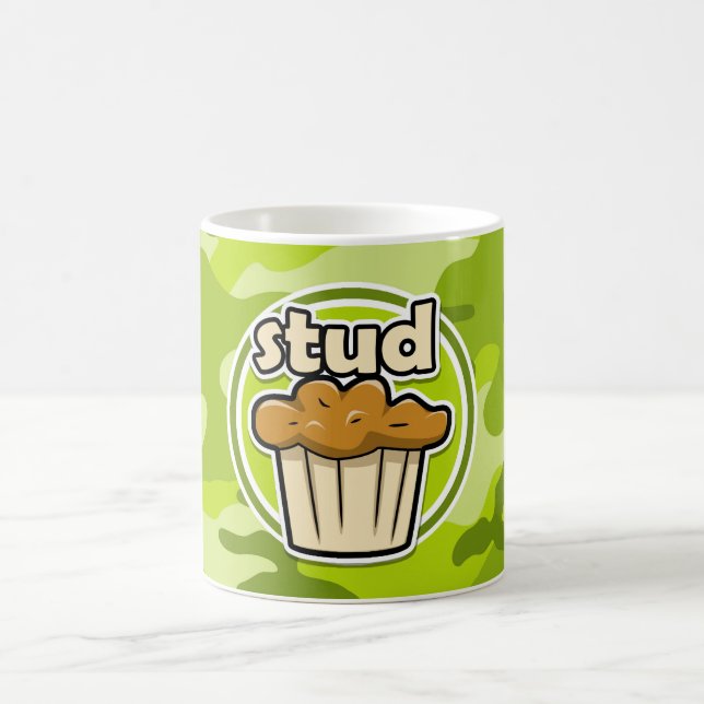 Mug Petit pain drôle de goujon sur le camo vert (Centre)