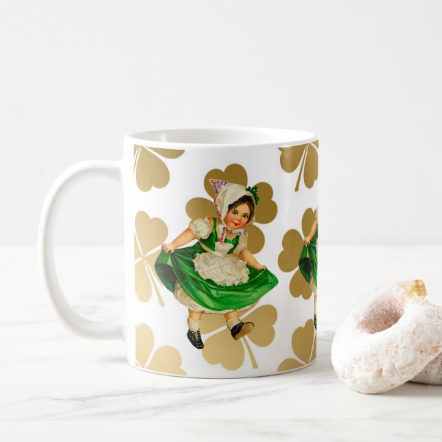 Mug Petite fille irlandaise dans les shamrocks verts (Avec donut)