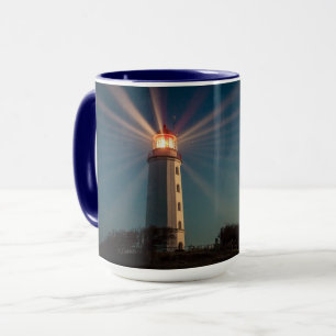 Mug Phare sur une colline brillant la nuit