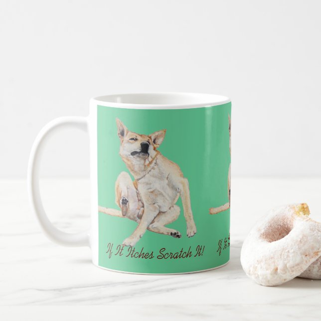 Mug photo amusante de démangeaisons de chien grattant  (Avec donut)