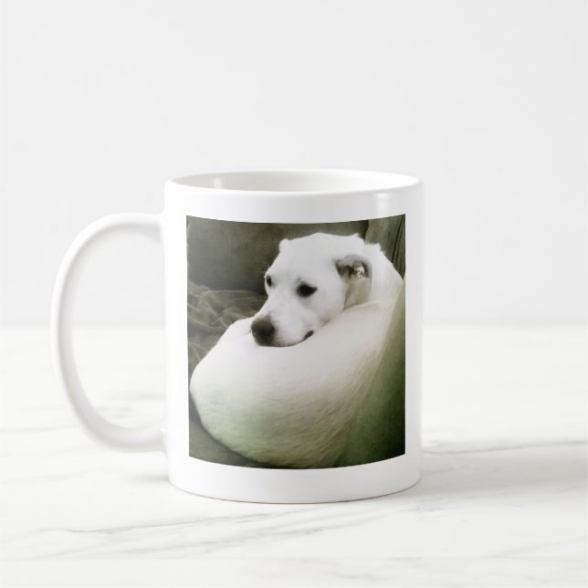 Mug Photo de l'élégant chien blanc courbé sur un canap (Gauche)