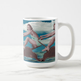 Mug Pin-up vintages sur une machine à ramer démodée