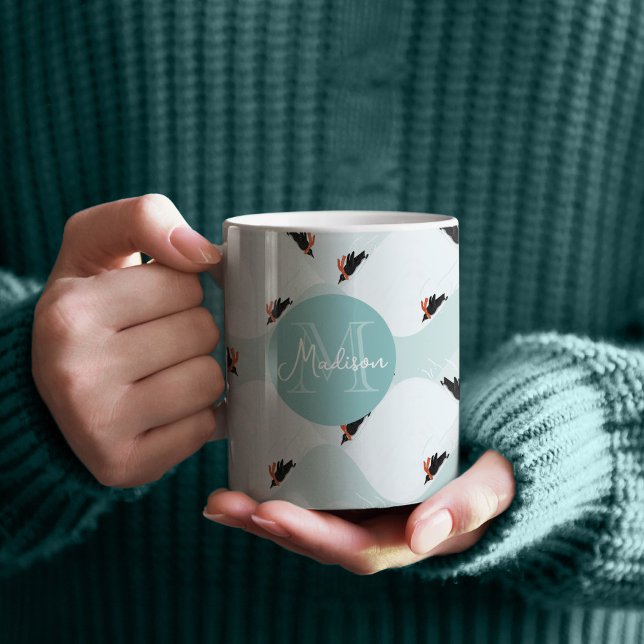 Mug Pingouins joueurs glissement sur Motif de neige (Penguins in the snow patterned coffee mug with custom monogram)