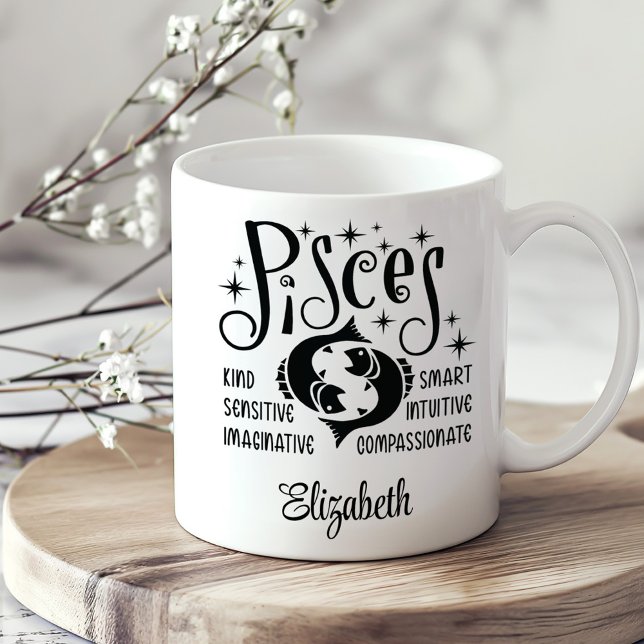 Mug Pisces Zodiac Horoscope Nom personnalisé (Pisces Zodiac Horoscope Custom Name Coffee Mug on a neutral boho kitchen table.)