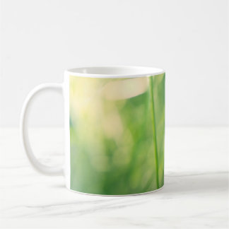 Mug Pissenlit dans la verdure avec une douce lumière e