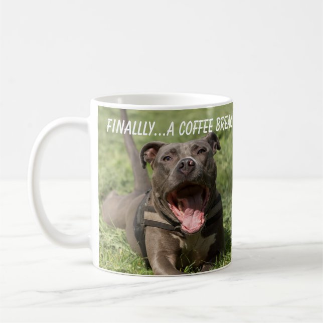 Mug Pitbull dans l'herbe (Gauche)