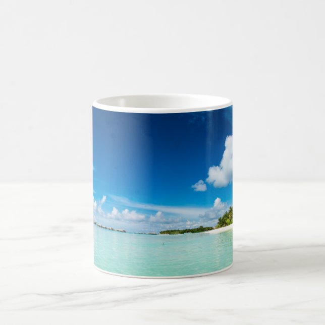 Mug Plage de palmiers bleu profond eaux aquamarines (Centre)