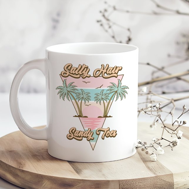 Mug Plage Retro "Salty Hair Sandy Toes" Été (Retro "Salty Hair Sandy Toes" Beach Summer Coffee Mug on a sunny boho wooden kitchen table)