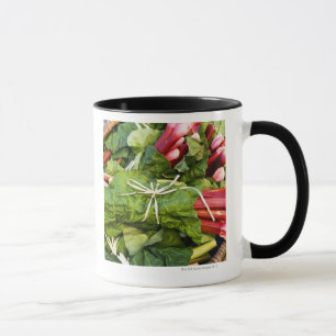Mug Plan rapproché des groupes de rhubarbe dans le