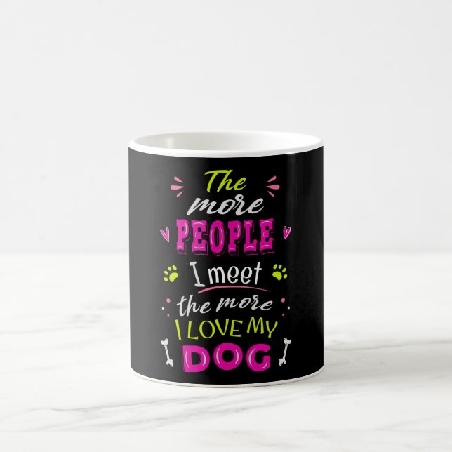 Mug Plus je rencontre de gens plus j'aime mon chien (Centre)