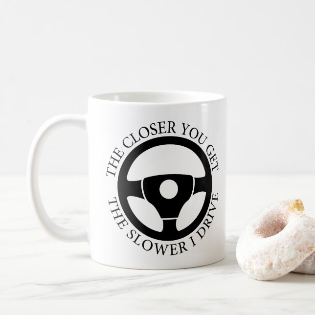 Mug Plus On Se Rapproche, Plus Je Conduis Sarcastique (Avec donut)